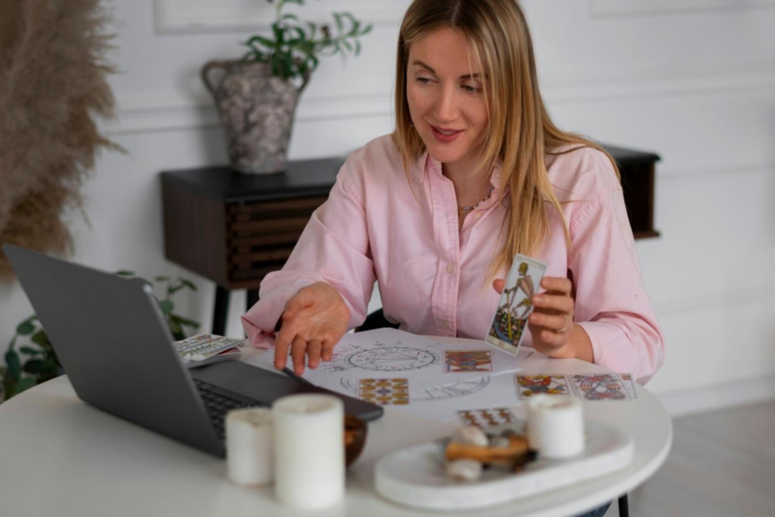 Espace de formation moderne avec différents aménagements pour l'apprentissage